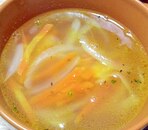 玉ねぎとにんじんのコンソメスープ